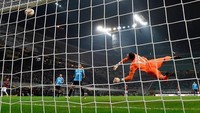 Perlahan tapi pasti, Milan mulai bangkit. Di menit ke-66, Milan menyamakan kedudukan menjadi 2-2 setelah sepakan Patrick Cutrone gagal dibendung kiper Dudelange. (Foto: MIGUEL MEDINA/AFP/Getty Images)