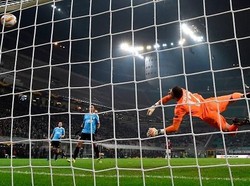 Perlahan tapi pasti, Milan mulai bangkit. Di menit ke-66, Milan menyamakan kedudukan menjadi 2-2 setelah sepakan Patrick Cutrone gagal dibendung kiper Dudelange. (Foto: MIGUEL MEDINA/AFP/Getty Images)