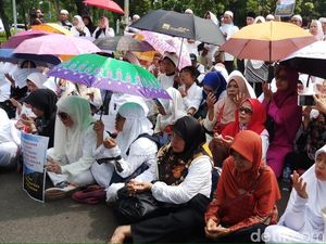 Korban First Travel Geruduk MA, Tuntut Aset Tak Disita Korban First Travel Geruduk MA, Tuntut Aset Tak Disita