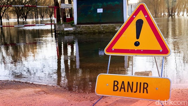 Ilustrasi Jalan tertutup akibat banjir, pengalihan arus akibat banjir, awas banjir