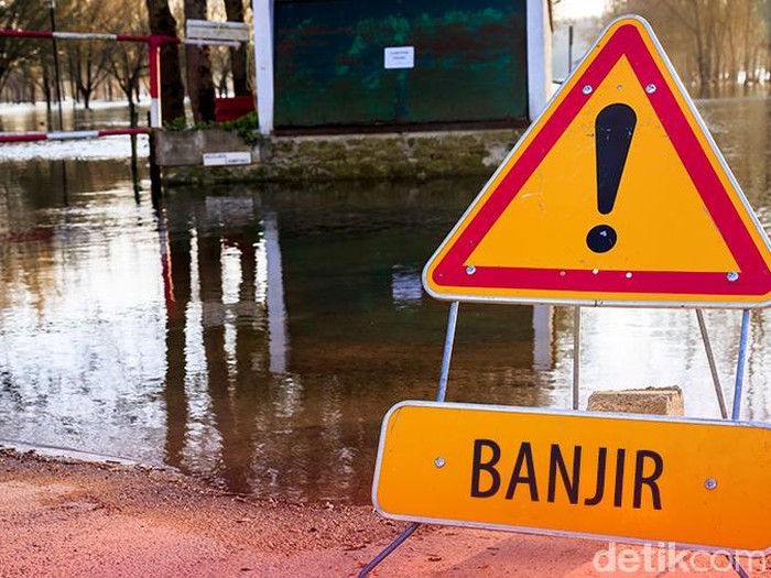 Ilustrasi Jalan tertutup akibat banjir, pengalihan arus akibat banjir, awas banjir