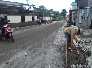 Jalan Gas Alam Depok yang Rusak Mulai Diperbaiki Jalan Gas Alam Depok yang Rusak Mulai Diperbaiki