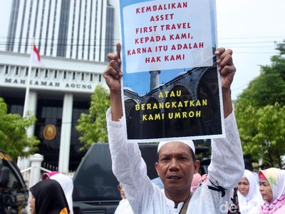 Demo Korban Penipuan First Travel di Gedung Mahkamah Agung