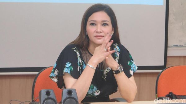 Foto Keseruan Maia Estianty Jadi Dosen Tamu di UI