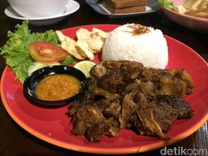 No Logic: Gurih Enak!  Sop Buntut Bakar dengan Mie Goreng Vegetarian