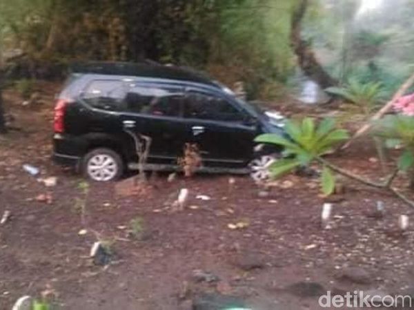 Ini Penampakan Mobil di Pasuruan yang Nangkring di Tengah Kuburan