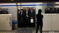 Belajar dari Orang Jepang Cara Antre di Stasiun MRT