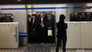 Belajar dari Orang Jepang Cara Antre di Stasiun MRT