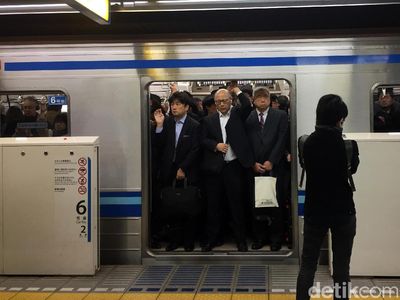 Belajar dari Orang Jepang Cara Antre di Stasiun MRT