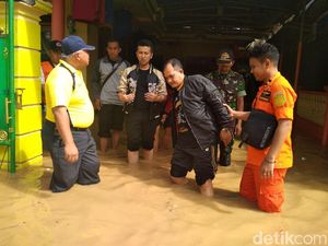 Banjir Landa Trenggalek, 10 Desa Terendam Air Hingga 1 Meter Banjir Landa Trenggalek, 10 Desa Terendam Air Hingga 1 Meter