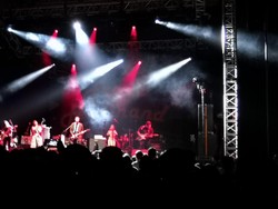 Sebelum Franz Ferdinand, Penonton Diajak Bernyanyi bersama Barasuara