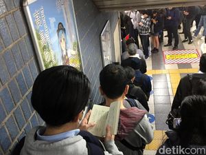 Jangan Kaget! Begini Antrean di Stasiun Kereta Jepang Saat Jam Sibuk