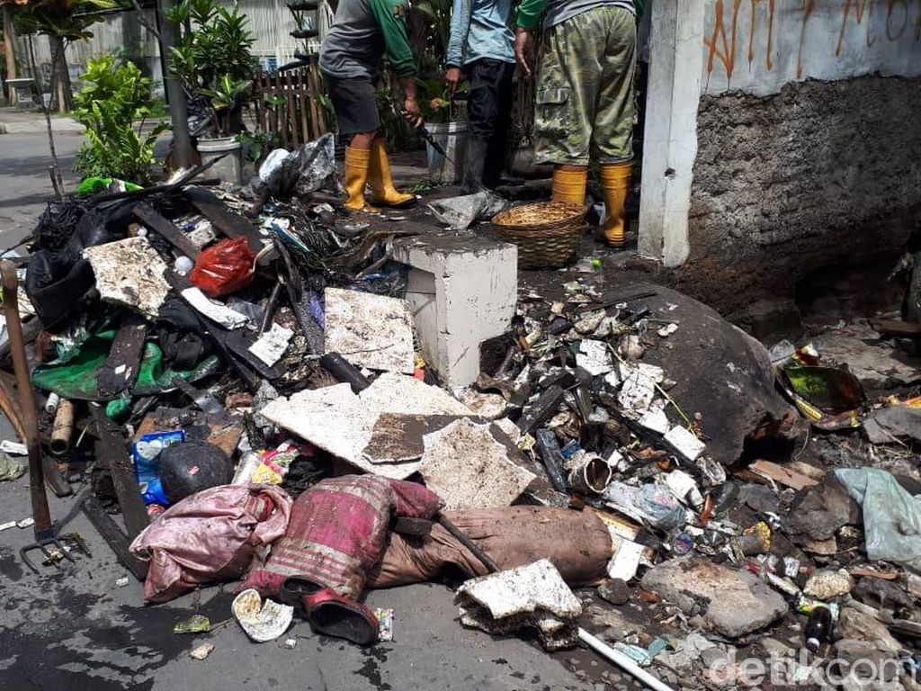 Satpol PP Akui Sulit OTT Pembuang Sampah Sembarangan di Kota Malang