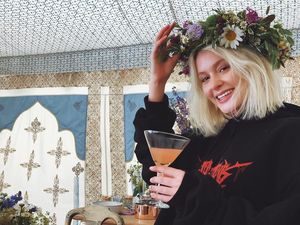 Manis Banget! Ini Zara Larsson Saat Menikmati Minuman Favoritnya