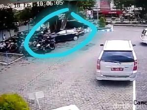 Mobil Tabrak 8 Motor di Area Parkir BRI Madiun Terekam CCTV