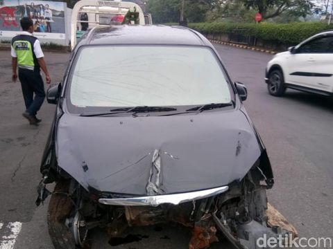 Mobil masuk kuburan rusak di bagian depan/