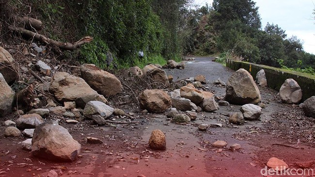 Jalan Lintas Pidie-Aceh Barat Tertimbun Longsor, Lalin Lumpuh