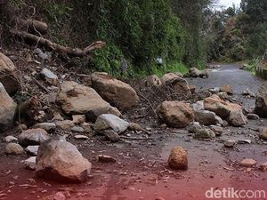 Petaka Satu Keluarga Tewas Tertimbun Longsor di Garut Petaka Satu Keluarga Tewas Tertimbun Longsor di Garut