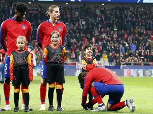 Respek, Aksi Simpatik Griezmann Ikatkan Tali Sepatu Maskotnya