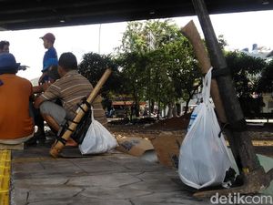 Kuli Sindang di Jakarta: Banyak Menunggu, Nasib Tak Menentu Kuli Sindang di Jakarta: Banyak Menunggu, Nasib Tak Menentu