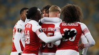 Emile Smith-Rowe membuka skor pada menit ke-10 disusul penalti Aaron Ramsey. REUTERS/Valentyn Ogirenko.