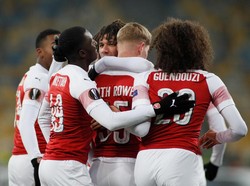 Emile Smith-Rowe membuka skor pada menit ke-10 disusul penalti Aaron Ramsey. REUTERS/Valentyn Ogirenko.