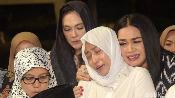 Persahabatan Ayu Dewi, Luna Maya dan Melaney Ricardo