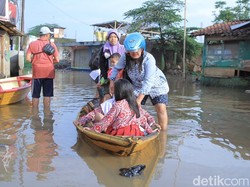 Siswa SD Baleendah Terobos Banjir Untuk Penilaian Akhir Semester