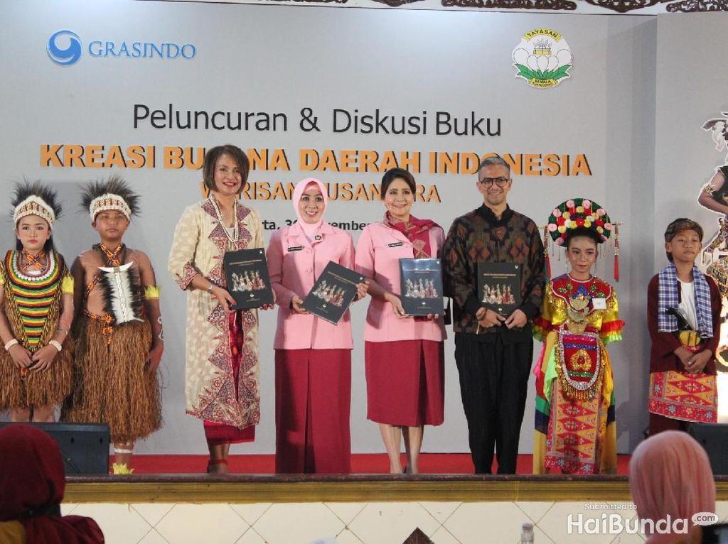 Prihatin Isu SARA, Istri Tito Karnavian Luncurkan Buku Kreasi Busana Daerah Prihatin Isu SARA, Istri Tito Karnavian Luncurkan Buku Kreasi Busana Daerah