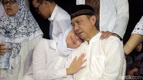 Tangis Ayu Dewi di Pundak sang Ayah