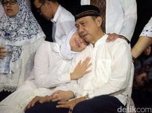 Tangis Ayu Dewi di Pundak sang Ayah Tangis Ayu Dewi di Pundak sang Ayah