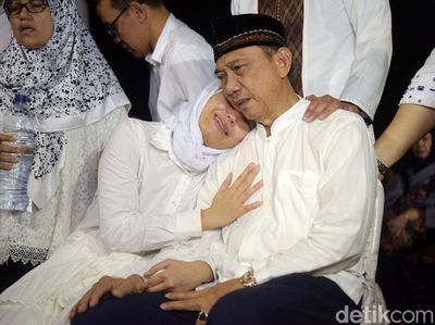 Tangis Ayu Dewi di Pundak sang Ayah