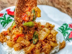 Pecinta Pedas? Yuk, Cicip Bebek Hingga Ayam Berlumur Sambal yang Enak di Sini