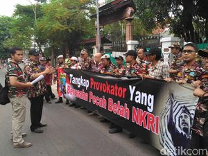 Puluhan Orang di Surabaya Aksi Tolak Gerakan Separatisme Puluhan Orang di Surabaya Aksi Tolak Gerakan Separatisme