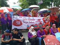 Aksi Simpatik Peringati Hari AIDS, Warga Kediri Bawa Payung