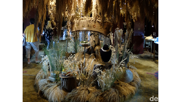 Happy Salma Boyong 100-an KG Padi dari Bali di Peluncuran Perhiasan