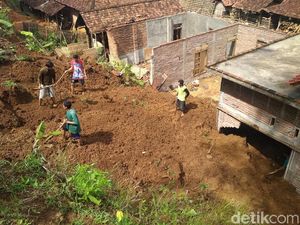 Rumah di Trenggalek Rusak Diterjang Longsor, Warga Gotong Royong
