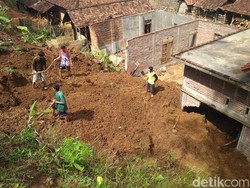 Rumah di Trenggalek Rusak Diterjang Longsor, Warga Gotong Royong