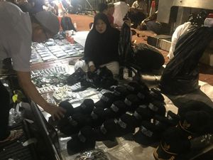 Penjual Atribut Reuni 212 Mulai Berjualan di Masjid Istiqlal