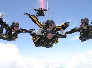 Bush Senior, Si Kakek Pemberani yang 4 Kali Terjun Payung di Usia Lanjut