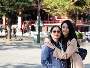 7 Potret Kehangatan Tyas Mirasih bersama Ibunda