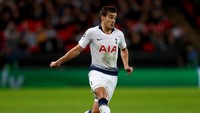 Harry Winks juga tampil oke belakangan ini. Gelandang belia Tottenham Hotspur itu cukup rajin membantu pertahanan dan penyerangan timnya. (Foto: Clive Rose/Getty Images)