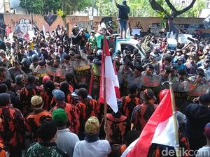 Mahasiswa Papua Demo di Jalan Pemuda, Polisi dan Ormas Bela NKRI Siaga