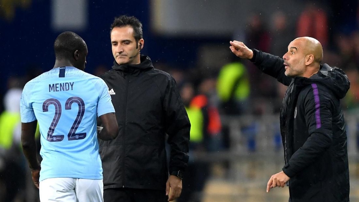 Pep Guardiola berharap Benjamin Mendy tetap tegar usai diterpa dua kali cedera lutut (Mike Hewitt/Getty Images)