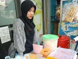 Wah! Penjual Nasi Uduk Cantik Ini Hebohkan Netizen