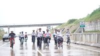 Disambut Rini, Bos BUMN Gowes di Tol Bocimi
