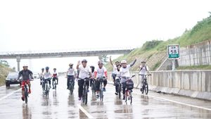 Disambut Rini, Bos BUMN Gowes di Tol Bocimi