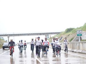 Disambut Rini, Bos BUMN Gowes di Tol Bocimi