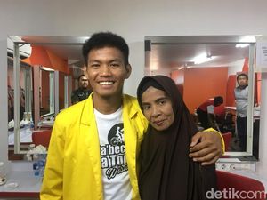 Tukang Becak Bergelar Sarjana Berbagi Kisah untuk Anak Indonesia Tukang Becak Bergelar Sarjana Berbagi Kisah untuk Anak Indonesia