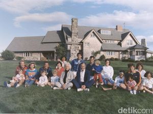 Melihat Foto Kenangan Bush Senior Bersama Keluarganya